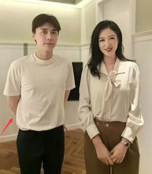 李易峰近况曝光,与美女搂抱引发猜测,女方颜值高引发疯狂点击!