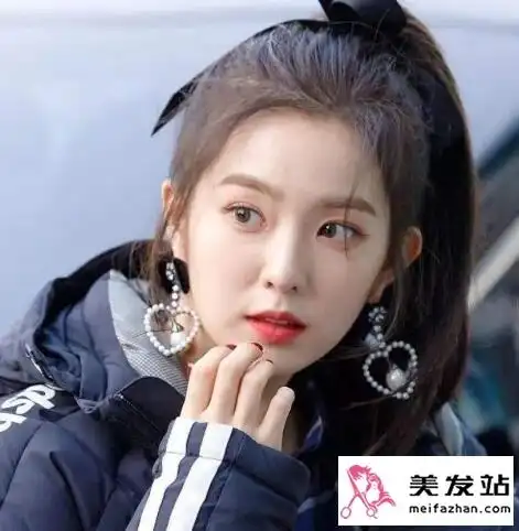 胎毛刘海就是在额头两侧的小碎发,两边刘海垂下来特别显脸小,剪个胎毛