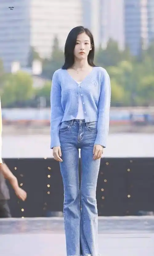 孙芮晒美照,皆出自父母的视角,尽显单纯可爱_白色_黑色_气质