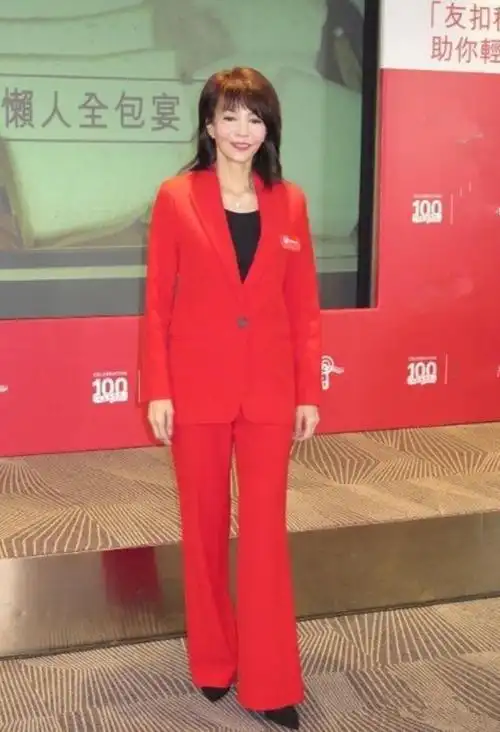 郑裕玲老了还是那么美,穿红色礼服裙身材窈窕,63岁依旧明艳动人