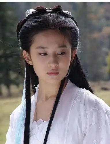 刘亦菲出道前艺术照曝光仙气全无,被疑整容冤不冤?