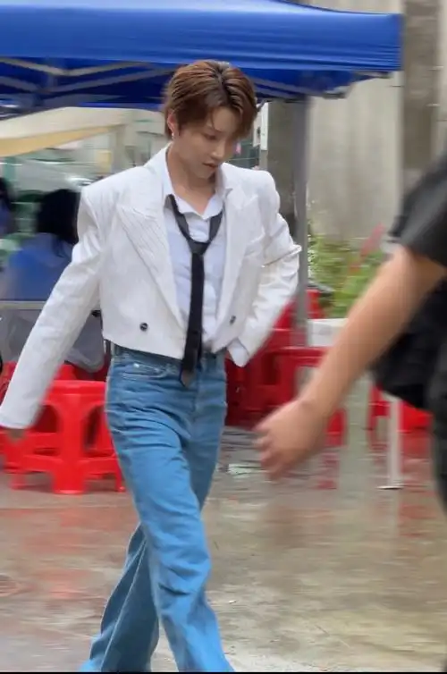 刘雨昕广州录制鹅新音综##奔赴万人现场