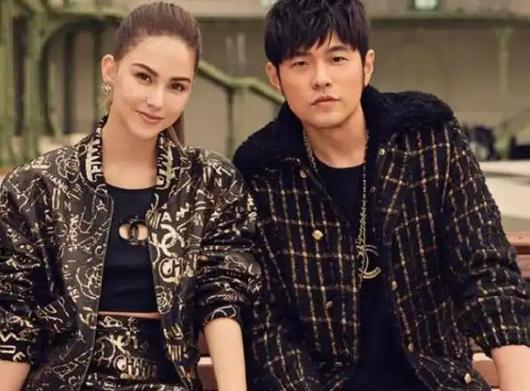 时隔一年,华语音乐天王周杰伦和他的夫人昆凌再度现身澳网,不过这次