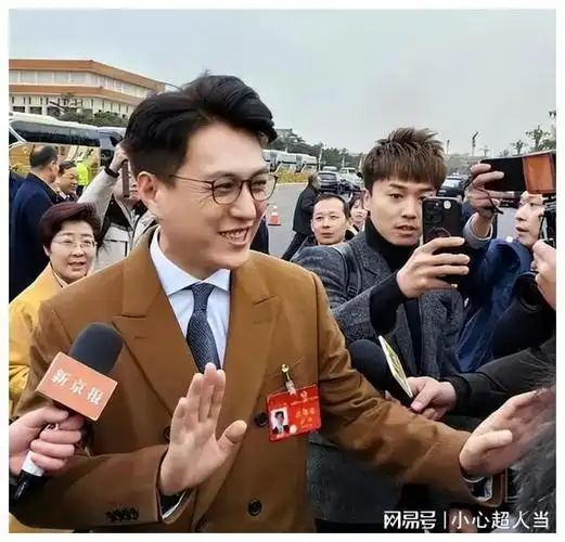 两会照片显现明星真实咖位,这4位明星被国家认可,身份都不一般|靳东