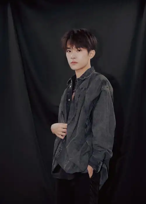 冷艳少年易烊千玺帅照来袭 快来收下这份心动