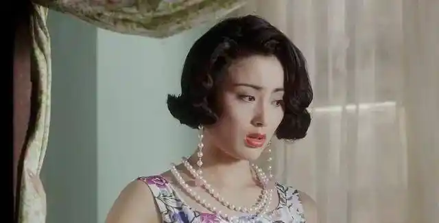 当白月嫦看到了雷洛送给阿霞的玉佩后,她也全然大白了雷洛对她的一片