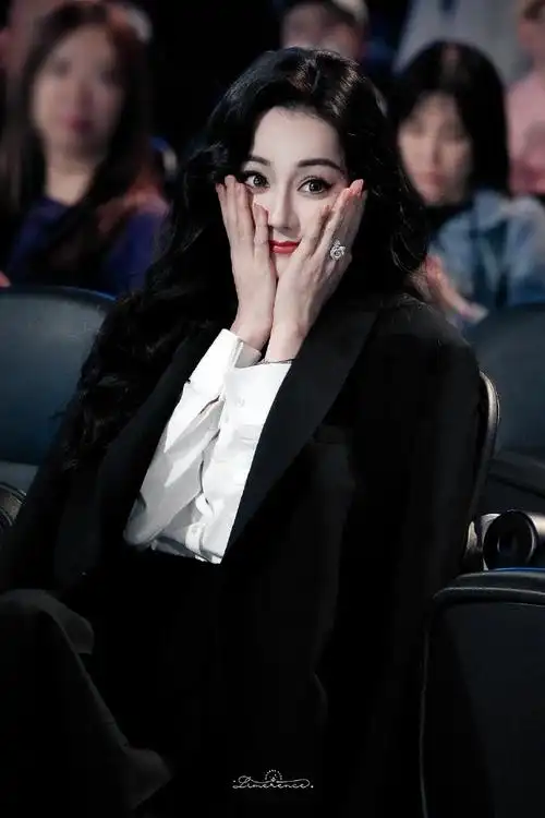 迪丽热巴领奖走成t台##迪丽热巴第二套造型