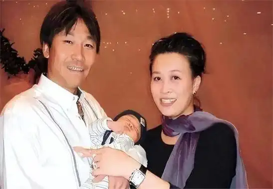 前国脚高峰离开那英与刚出生的儿子,19年过去,他如今