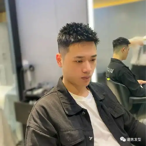 在最近比较流行的男生短发发型中,莫过于这种前刺造型了,两边的头发