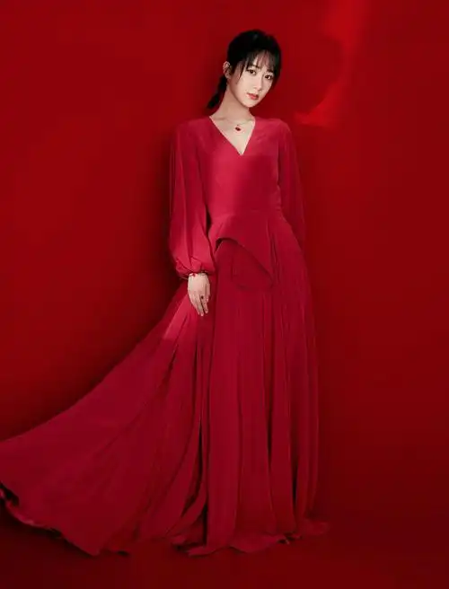 杨紫晒春晚蓝色长裙仙气十足,究竟是怎么一回事?