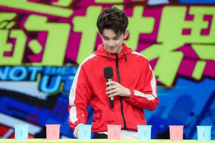 吴磊快乐大本营# 吴磊 四川老家过年 [求关注]今天大年初二,记得蜕舷