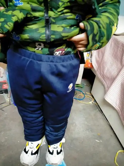 前几天,邻居的阿姨给了几片裤子裁片(他们家是做校服的),然后我给宝宝