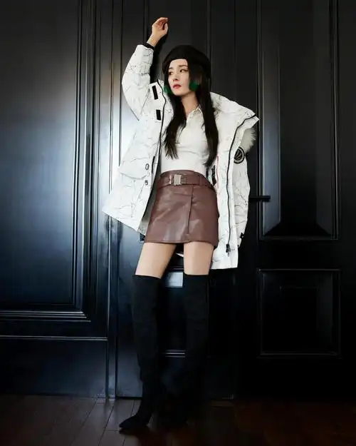 杨幂今日活动造型图绿色挑染公主切白色羽绒服黑长靴