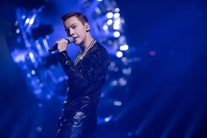 紧接着陈伟霆还演唱了他刚发布的新歌《my lady》,除了温柔动情的歌声