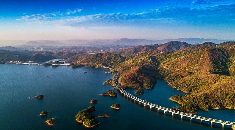 (庐山西海最美水上公路 潘立/摄)