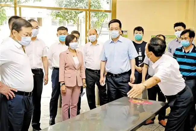 深圳市委常委龙华区委书记杜玲率队督导2020年春季学期学生返校准备