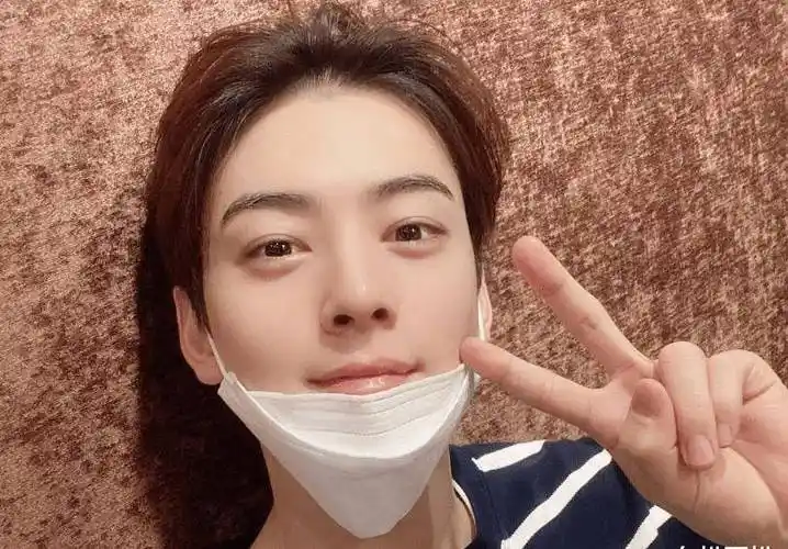 不管我们去哪里搜索车银优的名字,都会发现相关话题一定有生图和素颜