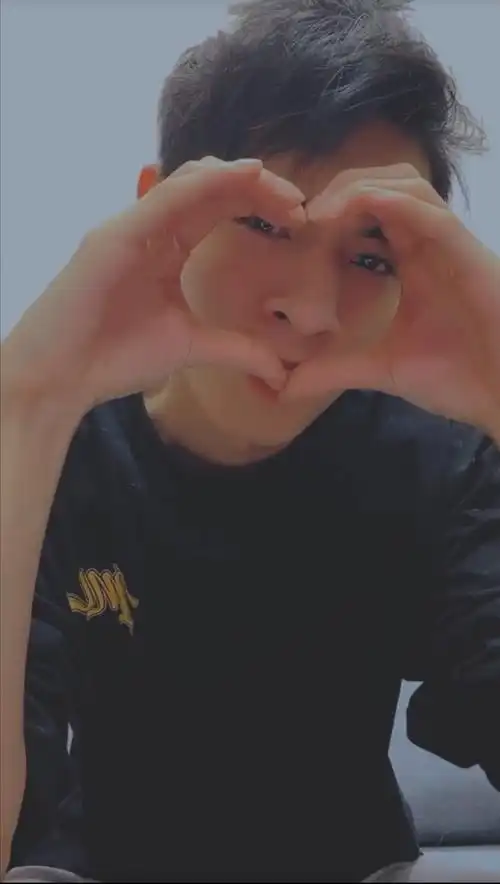 谢金表示自己太难了 自从秦懿出生秦霄贤好像一下子就长大了 不抽烟