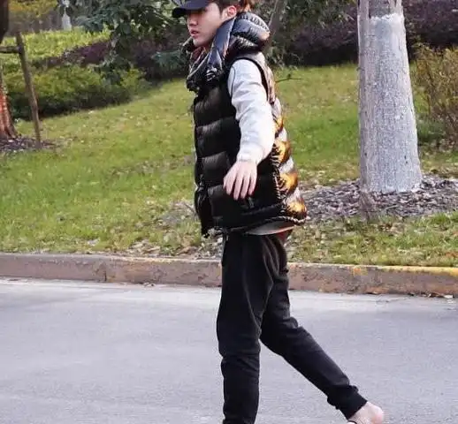 许凯穿旧面包服这次系了围巾更儒雅把小白鞋当拖鞋穿好时髦