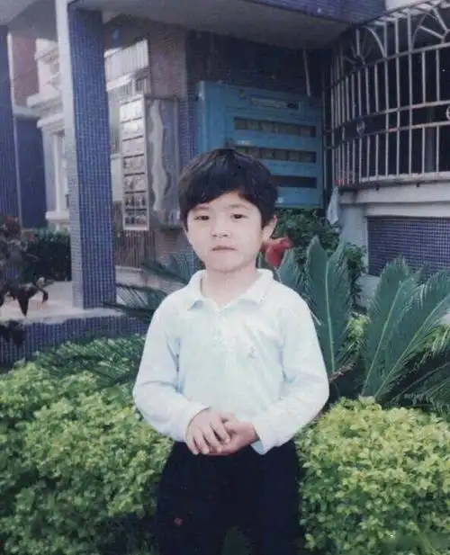 刘昊然童年照曝光眉清目秀超可爱