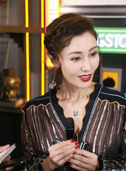 不过照片中的李嘉欣还是只穿了一件白衬衫,下半身是一条墨绿色短裙.