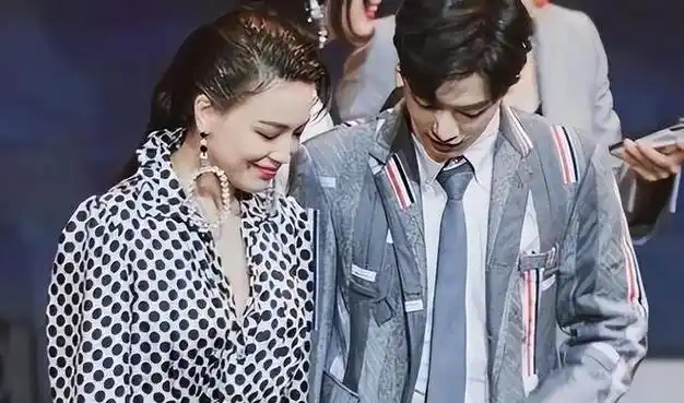 肖战舒淇同台出席品牌活动相谈甚欢姿态亲昵过分亲密惹人非议