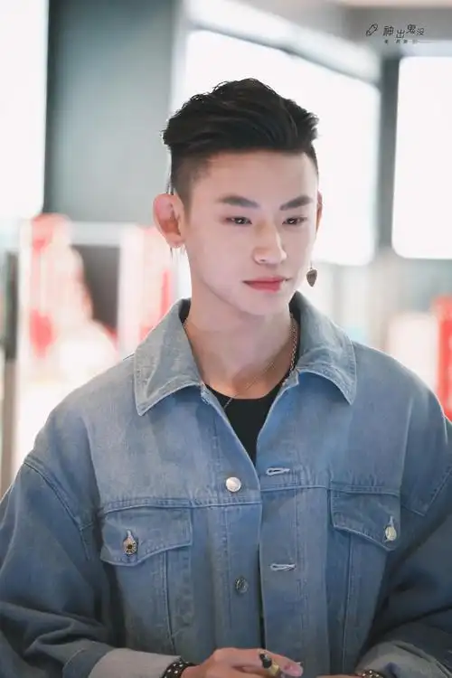 小鬼王琳凯成都品牌活动饭拍今日份一身牛仔外套大背头清爽帅气的