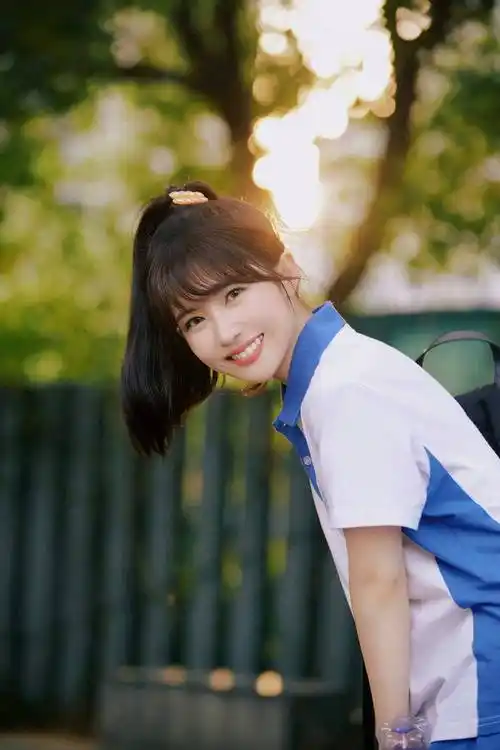 赖美云高中校服马尾辫甜美笑容写真_校服_赖美云_高中