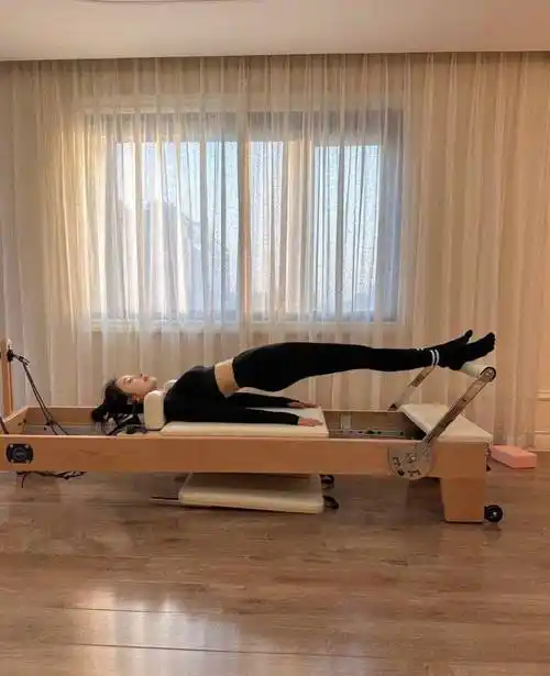 张俪晒普拉提照腰肢纤细 肌肉紧实大秀迷人好身材_生活_身体_照片