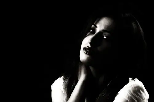 女孩肖像黑色和白色有吸引力5k美女图片