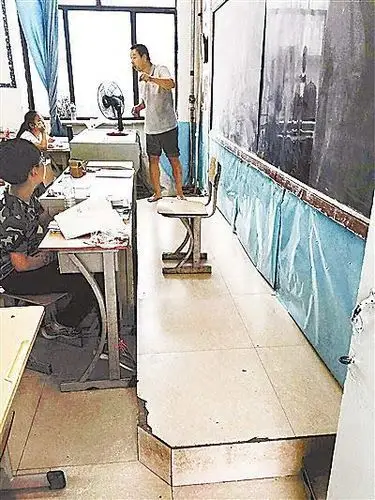 杨桂生赤脚给学生们上课. 网友供图