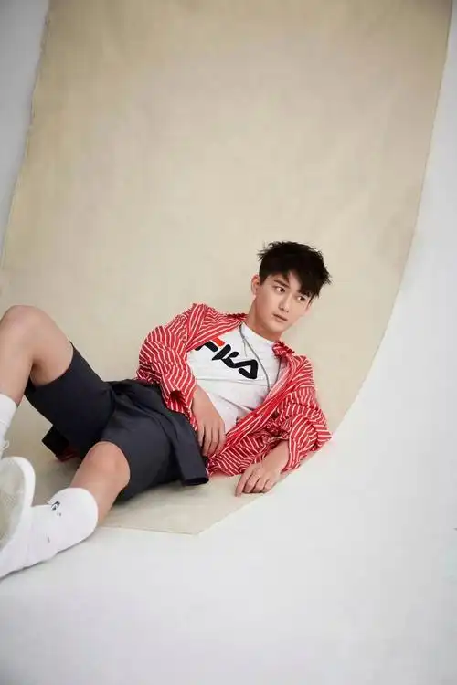 熊梓淇的无水印高清版大片 眼神锐气逼人