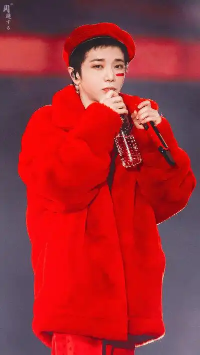 华晨宇红色睡衣