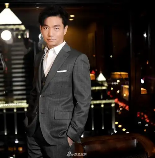 组图:邢佳栋年度飞跃 获"美动华人公益盛典"双向认可