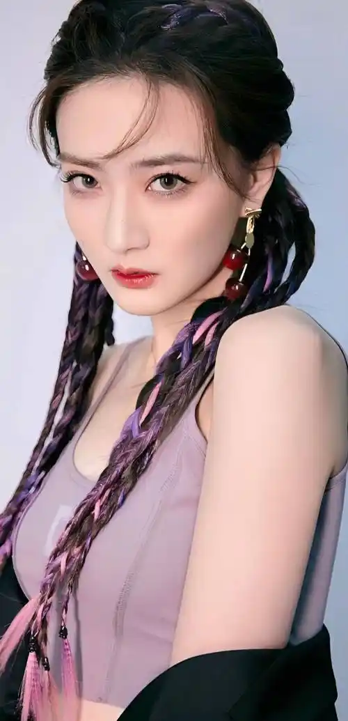 徐璐从小就展现出了对演艺事业的热爱和天赋,2013年,徐璐参演个人首部