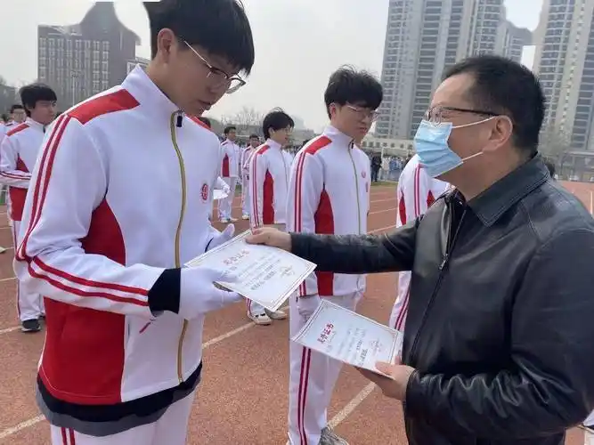 2020级国旗班队员合影学校领导老师与2021级国旗班队员合影相信2021级