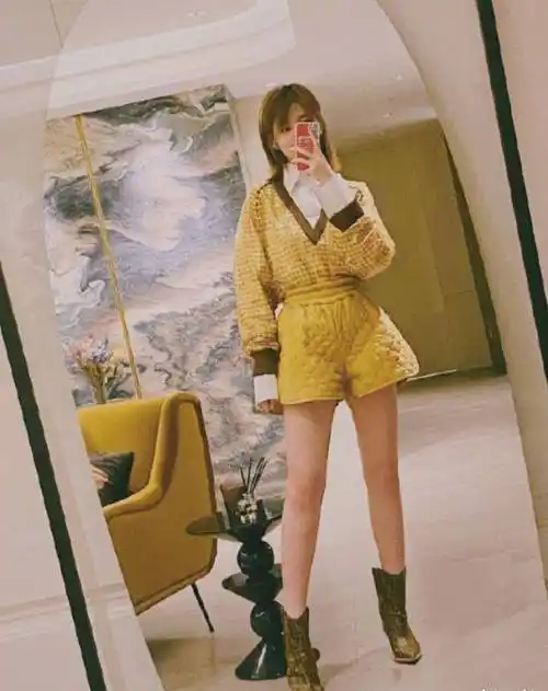 肤色和腿长看起来真实又好看,相反很多人都相信乔欣170cm身高和腿长太