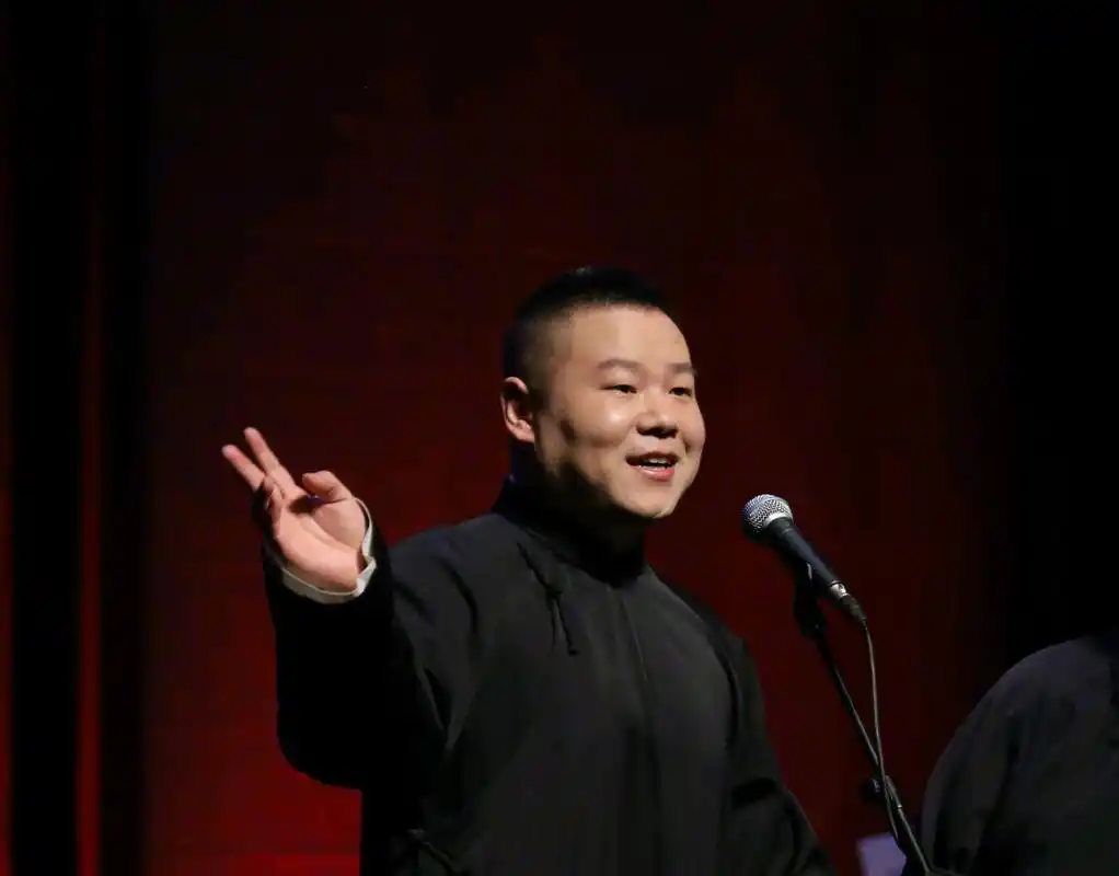 岳云鹏的成名路:从服务员到相声演员,出名后不忘报答五个姐姐