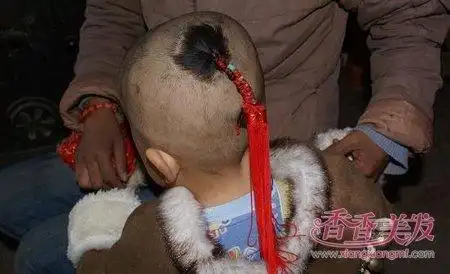 男婴儿短发来点雕刻很不错 一岁左右男宝宝个性发型回头率爆表