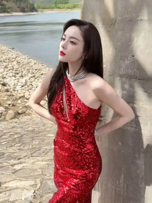 诱惑古力娜扎红色露肩连衣裙大秀美背