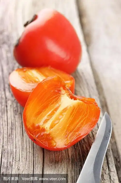 把柿子放在木头上切