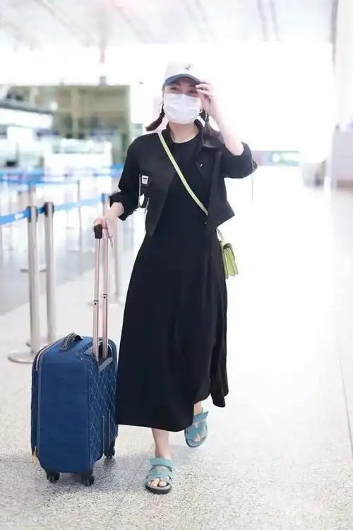 吴昕久违亮相机场!穿全黑look扮酷却变甜美,丝毫没有架子范