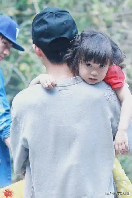 易烊千玺有个亲弟弟,所以抱起孩子来得心应手,熟练得不得了啊~邓伦是