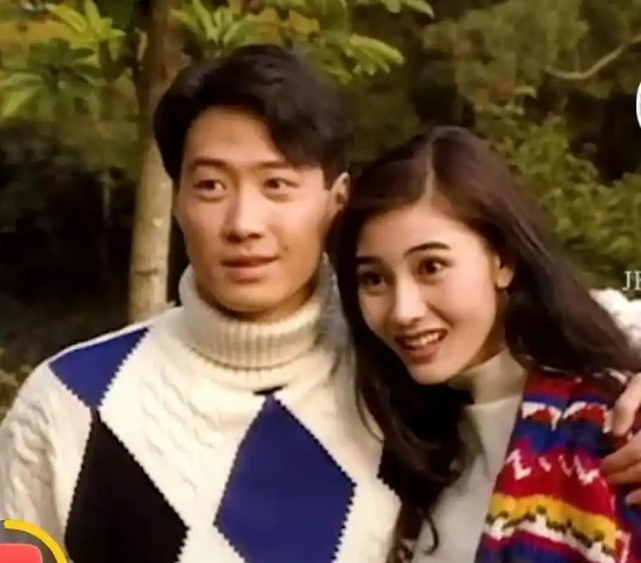 为了事业,黎明没有公开与李嘉欣的恋情,而李嘉欣却没有隐瞒这段恋情.