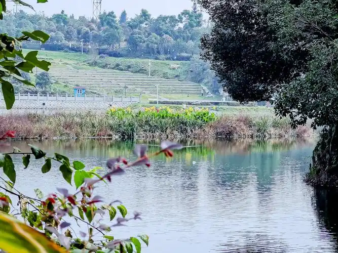 四川雅安名山区月亮湖