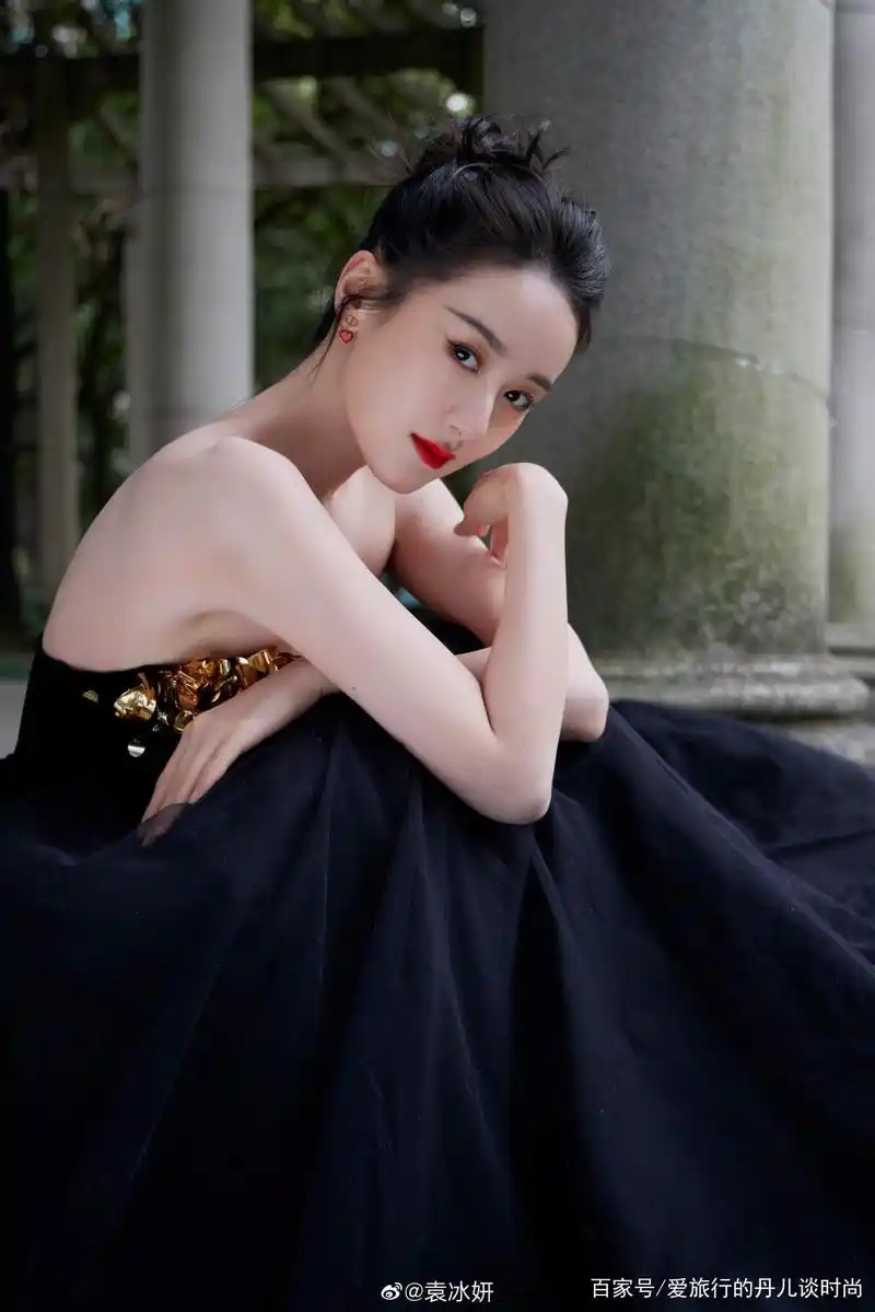 袁冰妍越来越有高级感!一袭藏青色亮片礼服裙高贵优雅