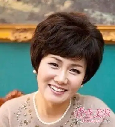 五十岁女人剪短发什么发型好看 怎样自己剪头发