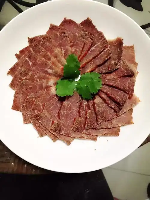 满大叔卤的猪舌头,同牛肉摆盘,(我把背景马赛克啦,这是给亲戚送拍下的