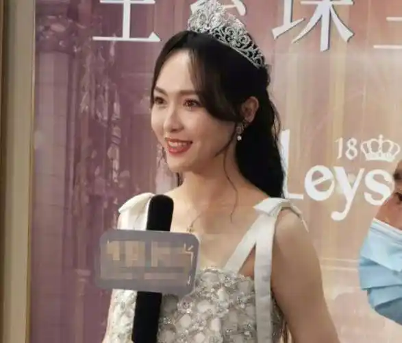 38岁唐嫣现身活动,失去六级美颜,这生图确定不是"唐不修"?