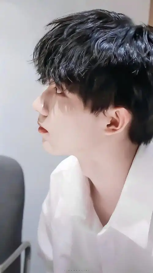 马嘉祺我们的歌黑白侧颜随拍